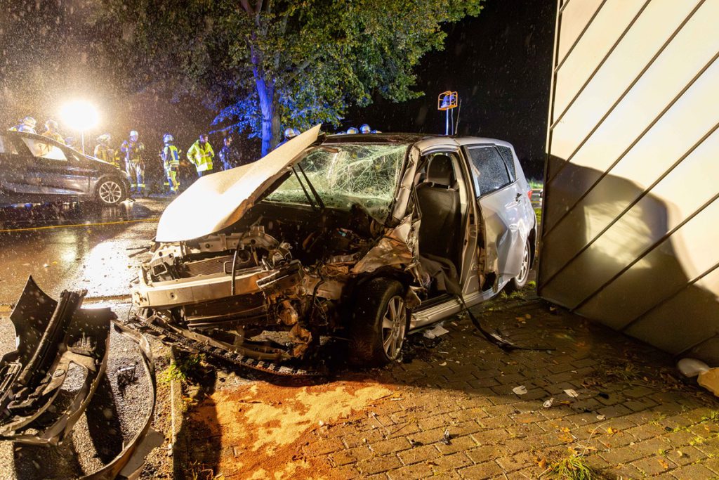 Incidente Stradale Grave in Nord Reno-Westfalia: Un Uomo Lotta per la Sua Vita Dopo una Collisione Frontale
