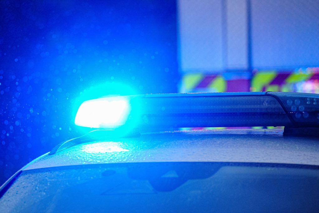 Sparatoria contro un&#039;auto a Dormagen: una persona in condizioni critiche, la polizia indaga per identificare gli autori dell&#039;attacco