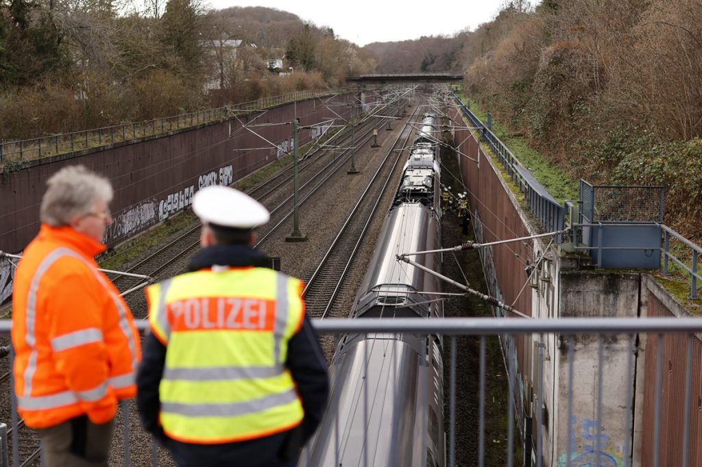 Treno si arresta improvvisamente a metà percorso: motivi drammatici e sicurezza ferroviaria