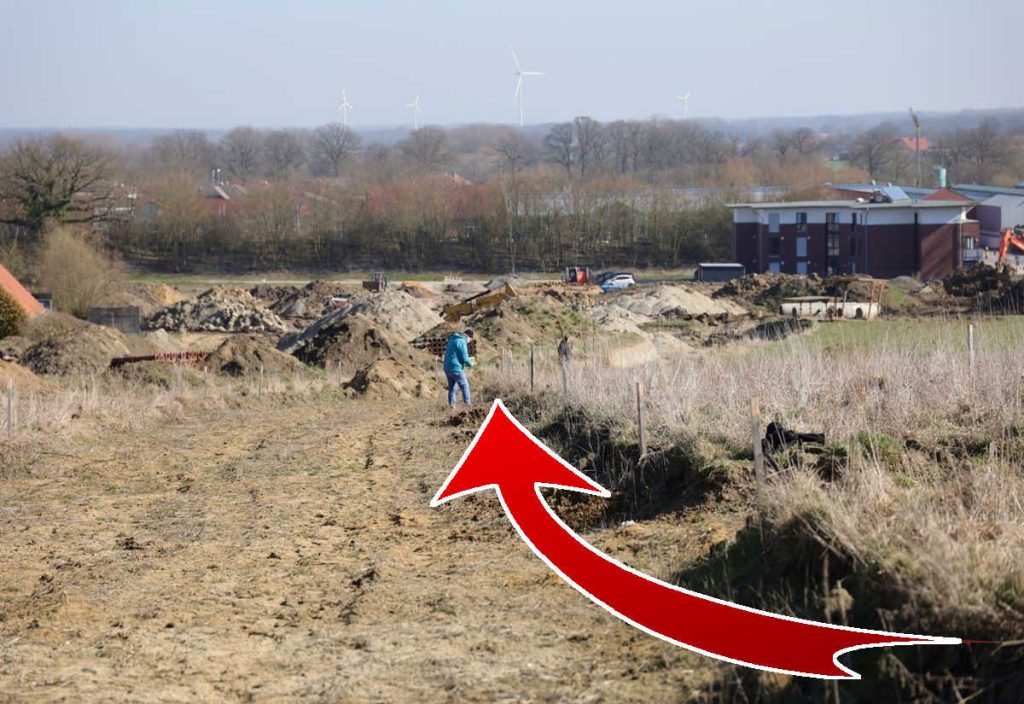 Ritrovamento Insolito in Cantiere Edilizio nella Renania Settentrionale-Vestfalia: Impatto e Mistero

Introduzione
Un evento inaspettato si è verificato in un&#039;area di costruzione nella regione della Renania Settentrionale-Vestfalia (NRW), dove è emerso un oggetto insolito durante i lavori di preparazione del terreno per un nuovo complesso residenziale.

Approfondimento
Le ruspe erano al lavoro per preparare il terreno quando improvvisamente è emerso l&#039;oggetto, la cui natura e origine sono ancora sconosciute. Il ritrovamento ha suscitato grande interesse e curiosità tra la popolazione locale e ha sollevato diverse domande sul suo significato e sulle possibili conseguenze.

Possibili Conseguenze
Il ritrovamento di questo oggetto potrebbe avere conseguenze significative per il progetto di costruzione e per la comunità locale. Potrebbe essere necessario effettuare ulteriori indagini per determinare la natura e l&#039;origine dell&#039;oggetto, il che potrebbe influenzare i tempi e i costi del progetto. Inoltre, il ritrovamento potrebbe anche avere un impatto sul patrimonio culturale e storico della regione.

Opinione
Non è possibile esprimere un&#039;opinione definitiva senza ulteriori informazioni sull&#039;oggetto ritrovato. Tuttavia, è chiaro che il ritrovamento ha suscitato grande interesse e curiosità tra la popolazione locale e che ulteriori indagini sono necessarie per comprendere meglio la situazione.

Analisi Critica dei Fatti
È importante analizzare criticamente i fatti noti per comprendere meglio la situazione. Il ritrovamento è avvenuto in un&#039;area di costruzione, il che suggerisce che l&#039;oggetto potrebbe essere stato sepolto o nascosto in passato. Inoltre, la mancanza di informazioni sulla natura e sull&#039;origine dell&#039;oggetto rende difficile determinare le possibili conseguenze del ritrovamento.

Relazioni con altri fatti
Non ci sono informazioni disponibili su possibili relazioni tra il ritrovamento e altri eventi o scoperte nella regione. Tuttavia, è possibile che ulteriori indagini possano rivelare connessioni interessanti con altri ritrovamenti o eventi storici.

Contesto storico
La regione della Renania Settentrionale-Vestfalia ha una ricca storia e un patrimonio culturale significativo. Il ritrovamento dell&#039;oggetto insolito potrebbe essere collegato a eventi o persone del passato, ma ulteriori ricerche sono necessarie per determinare il contesto storico. La regione è stata teatro di numerousi eventi storici, tra cui la presenza di insediamenti romani e medievali, e il ritrovamento potrebbe essere collegato a uno di questi eventi.

Fonti
La fonte di questo articolo è RSS-Fonte, un sito di notizie che fornisce informazioni aggiornate su eventi e scoperte nella regione. Il sito è noto per la sua accuratezza e imparzialità, e fornisce una fonte attendibile di informazioni per coloro che desiderano rimanere aggiornati sugli eventi nella regione.