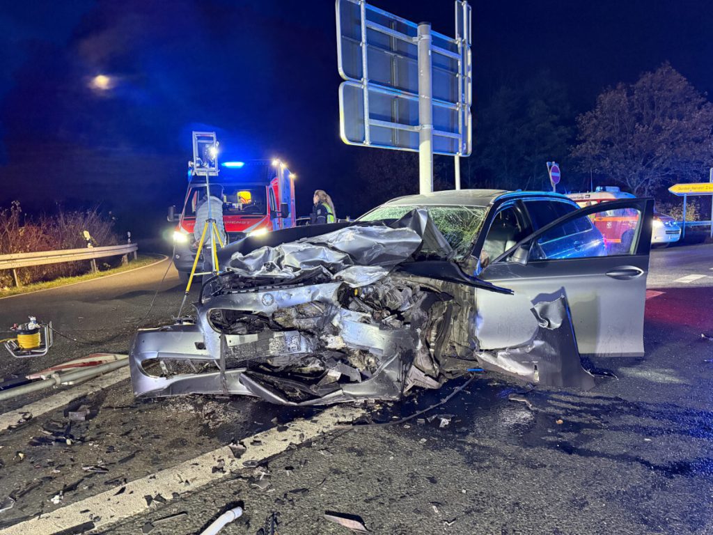 Incidente stradale tragico in Nord Reno-Westfalia: otto feriti e una donna incinta in pericolo di vita