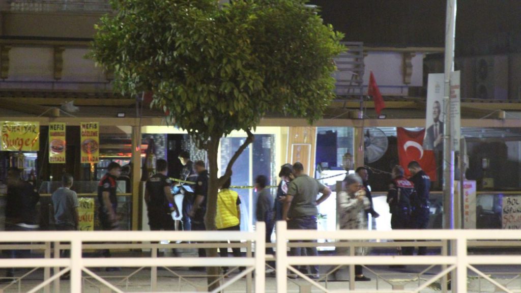 Violenza a Adana: lavoratore di caffè spara alla gamba di un parente che gli chiedeva denaro, preoccupazione per la sicurezza nella zona 

Introduzione
Un evento violento si è verificato ad Adana, in Turchia, dove un lavoratore di un caffè ha sparato con un fucile a pompa alla gamba di un suo parente che gli chiedeva denaro.

Dettagli dell&#039;evento
Secondo le informazioni disponibili, il lavoratore del caffè ha reagito con violenza alla richiesta di denaro del suo parente, sparandogli alla gamba con un fucile a pompa. Dopo l&#039;incidente, la polizia ha arrestato il sospettato, mentre la persona ferita è stata portata in ospedale per ricevere le cure necessarie.

Contesto
È stato appurato che lo stesso caffè era stato oggetto di un attacco con una bomba solo un mese prima. Questo evento aggiunge preoccupazione per la sicurezza nella zona.

Approfondimento
L&#039;incidente solleva questioni sulla violenza e sulla gestione dei conflitti all&#039;interno delle famiglie e delle comunità. La richiesta di denaro può essere un fattore scatenante per conflitti, ma la risposta violenta non è mai una soluzione accettabile.

Possibili Conseguenze
Le conseguenze di questo evento possono essere gravi, non solo per le persone coinvolte direttamente, ma anche per la comunità locale. La violenza può creare un clima di paura e insicurezza, influenzando la qualità della vita delle persone che vivono nella zona.

Opinione
È fondamentale che la società si mobiliti per prevenire la violenza e promuovere la risoluzione pacifica dei conflitti. La collaborazione tra le autorità, le organizzazioni comunitarie e i singoli cittadini è essenziale per creare un ambiente più sicuro e più rispettoso.

Analisi Critica dei Fatti
L&#039;analisi dei fatti rivela una serie di problemi che vanno affrontati. La disponibilità di armi da fuoco e la facilità con cui possono essere utilizzate per risolvere conflitti sono questioni che richiedono un&#039;attenzione immediata. Inoltre, la mancanza di alternative pacifiche per la risoluzione dei conflitti familiari e comunitari è un aspetto che deve essere affrontato.

Relazioni con altri fatti
Questo evento non è isolato. La violenza familiare e comunitaria è un problema diffuso in molte parti del mondo. La comprensione delle cause profonde di questi conflitti e la ricerca di soluzioni efficaci sono fondamentali per ridurre la violenza e promuovere la pace sociale.

Contesto storico
La storia della zona e le dinamiche sociali possono influenzare la frequenza e la gravità degli eventi violenti. La conoscenza del contesto storico e culturale può aiutare a comprendere meglio le radici dei conflitti e a sviluppare strategie più efficaci per la loro risoluzione.

Fonti
Questo articolo si basa su informazioni fornite da Hurriyet. Per ulteriori informazioni, si consiglia di visitare il sito web della fonte originale.