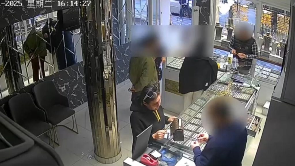 Tentativo di Vendita di Oro Falso ad Ankara: Una Storia di Frode e Sicurezza

Introduzione
È stato segnalato un caso di tentativo di vendita di oro falso ad Ankara. Tre persone, provenienti da Istanbul, hanno cercato di vendere oro falso a quattro diversi negozi di gioielleria nella città.

Dettagli dell&#039;Operazione
I tre individui hanno portato con sé oro falso da Istanbul e hanno tentato di venderlo ad Ankara. L&#039;oro falso era stato trattato con una tecnica che lo rendeva molto simile all&#039;oro vero, al punto che era difficile distinguerlo dall&#039;oro autentico.

Problema della Qualità dell&#039;Oro Falso
Secondo le informazioni fornite, l&#039;oro falso era stato immerso in una soluzione di oro, il che lo rendeva ancora più difficile da distinguere dall&#039;oro vero. Ciò ha reso molto complicato per gli acquirenti potenziali verificare l&#039;autenticità dell&#039;oro.

Conseguenze dell&#039;Operazione
I tre individui coinvolti nel tentativo di vendita di oro falso sono stati presi in custodia dalle autorità. L&#039;episodio solleva preoccupazioni sulla sicurezza e sulla qualità dei prodotti venduti nel mercato dell&#039;oro.

Opinione
Questo caso mette in evidenza l&#039;importanza di verificare l&#039;autenticità dei prodotti, specialmente quando si tratta di beni di valore come l&#039;oro. È fondamentale essere cauti e verificare la qualità dei prodotti prima di effettuare un acquisto.

Analisi Critica dei Fatti
L&#039;analisi dei fatti rivela che la difficoltà di distinguere l&#039;oro falso dall&#039;oro vero è un problema serio. Ciò richiede una maggiore attenzione e controllo da parte delle autorità e dei consumatori per prevenire casi di frode.

Relazioni con altri Fatti
Questo caso non è isolato, poiché ci sono stati altri episodi di tentativi di vendita di oro falso in diverse parti del paese. Ciò suggerisce che ci sia una rete più ampia di attività illegali legate alla vendita di oro falso.

Contesto Storico
La storia dell&#039;oro falso risale a molti anni fa, quando le tecniche di produzione dell&#039;oro falso erano meno sofisticate. Tuttavia, con l&#039;avanzare della tecnologia, l&#039;oro falso è diventato sempre più difficile da distinguere dall&#039;oro vero.

Fonti
La fonte di questo articolo è Hurriyet. L&#039;articolo originale può essere trovato al seguente link: Orijinalinden ayırt etmek zor! Sahte altını İstanbul&#039;dan getirip Ankara&#039;da sattılar.

Approfondimento
Il caso di tentativo di vendita di oro falso ad Ankara solleva questioni importanti sulla sicurezza e sulla qualità dei prodotti venduti nel mercato dell&#039;oro. È fondamentale che le autorità e i consumatori siano consapevoli dei rischi legati alla vendita di oro falso e prendano misure per prevenire tali episodi.

Possibili Conseguenze
Le conseguenze del tentativo di vendita di oro falso ad Ankara possono essere gravi, sia per gli acquirenti che per il mercato dell&#039;oro in generale. È importante che le autorità prendano misure severe per prevenire tali episodi e proteggere i consumatori.