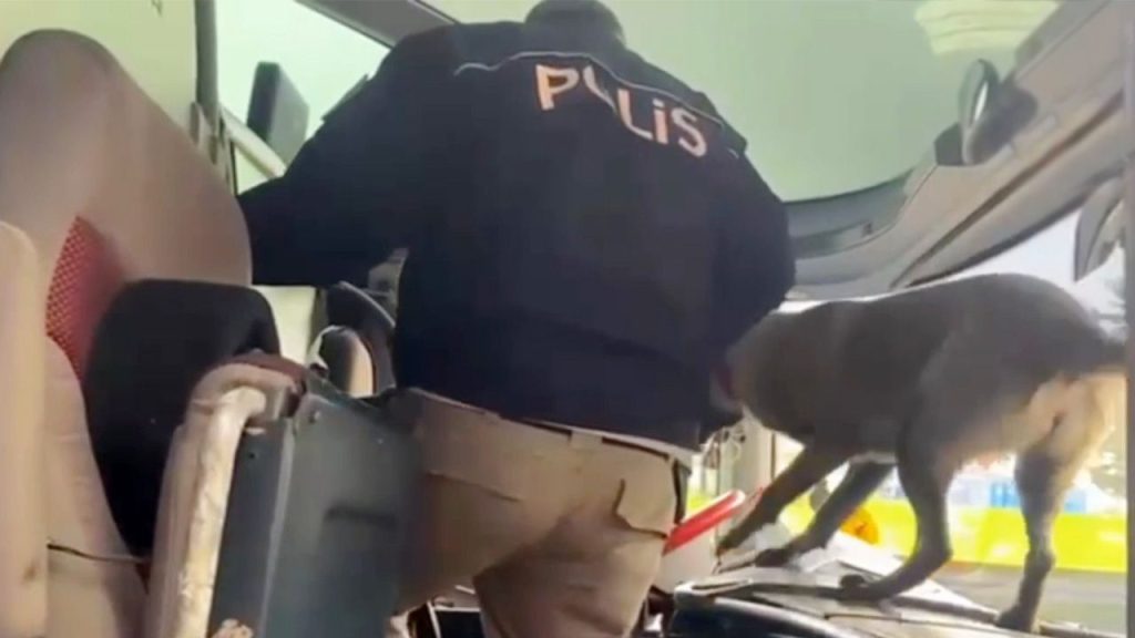 Scoperta di 2 chili di metamfetamina su un autobus interurbano a Samsun: preoccupazioni per la sicurezza e il controllo dei mezzi di trasporto pubblico