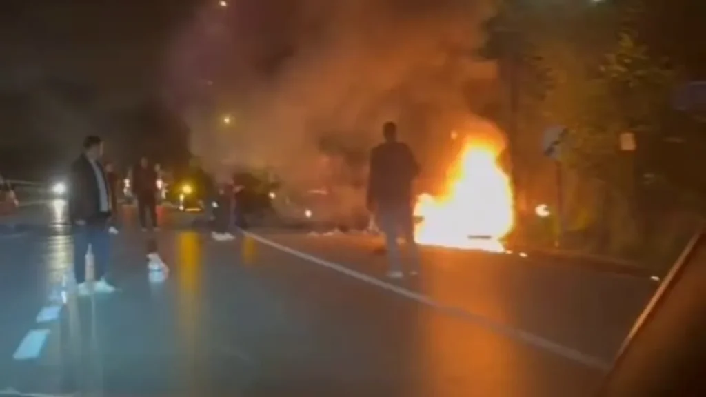 Moto in fiamme dopo collisione con auto in città turca