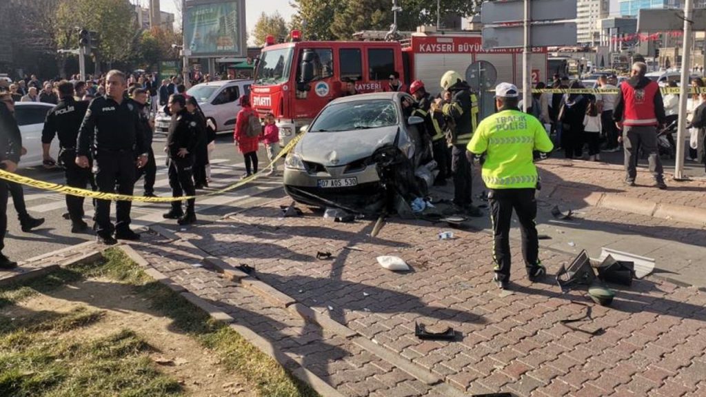 Incidente stradale a Kayseri: automobile fuori controllo si schianta contro pedoni, 5 feriti