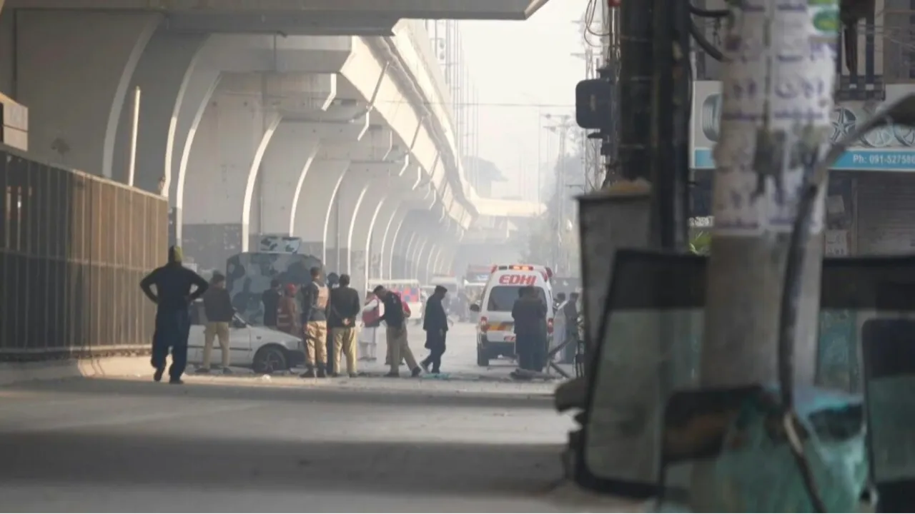 Attacco suicida alla sede della Guardia Federale in Pakistan: tre ufficiali uccisi e quattro feriti