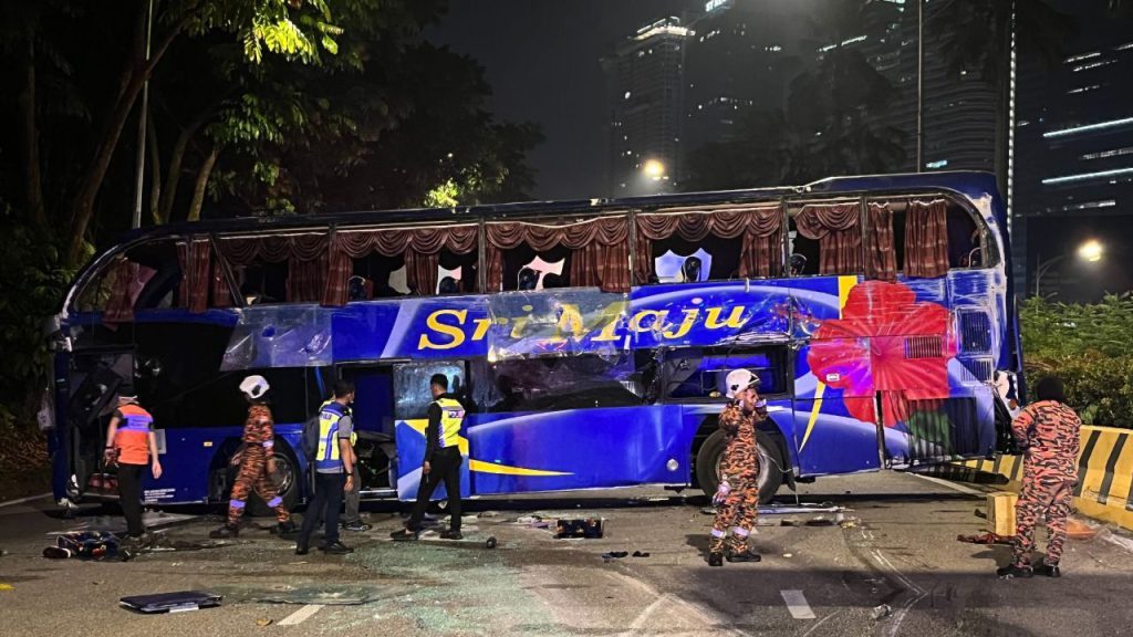 Incidente stradale devastante in Pakistan: autobus e tanker in collisione, 5 morti e 4 feriti