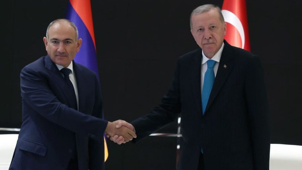 Armenia e Turchia verso una nuova era di relazioni diplomatiche: il Primo Ministro Paşinyan annuncia l&#039;imminente apertura delle frontiere e l&#039;instaurazione di relazioni diplomatiche tra i due paesi

Introduzione
Il Primo Ministro dell&#039;Armenia, Nikol Paşinyan, ha recentemente espresso la sua convinzione che l&#039;apertura delle frontiere con la Turchia e l&#039;instaurazione di relazioni diplomatiche siano ormai solo questione di tempo. Questa dichiarazione rappresenta un passo significativo verso il miglioramento delle relazioni tra i due paesi, che sono state historicalmente complesse.

Contesto
Paşinyan ha espresso questo parere durante la conferenza &quot;Costruzione della pace e della cooperazione multilaterale&quot; tenutasi al Centro Orbeli di Erivan. Ha inoltre sottolineato di avere frequenti contatti con il Presidente turco Recep Tayyip Erdoğan, evidenziando come le relazioni tra i due paesi stiano acquisendo una solida base istituzionale.

Approfondimento
La dichiarazione di Paşinyan rappresenta un passo significativo verso il miglioramento delle relazioni tra Armenia e Turchia, che sono state historicalmente complesse a causa di questioni come il riconoscimento del genocidio armeno e la disputa sul Nagorno-Karabakh. L&#039;apertura delle frontiere e l&#039;instaurazione di relazioni diplomatiche potrebbero avere un impatto positivo sull&#039;economia e sulla stabilità della regione.

Possibili Conseguenze
L&#039;apertura delle frontiere e l&#039;instaurazione di relazioni diplomatiche potrebbero avere un impatto positivo sull&#039;economia e sulla stabilità della regione, favorendo lo scambio commerciale e la cooperazione tra i due paesi. Ciò potrebbe inoltre contribuire a ridurre le tensioni e a migliorare la sicurezza nella regione.

Opinione
La comunità internazionale osserva con interesse gli sviluppi delle relazioni tra Armenia e Turchia, considerando che un miglioramento delle relazioni potrebbe contribuire alla stabilità e alla pace nella regione. Tuttavia, è fondamentale considerare gli aspetti politici, economici e sociali che potrebbero influenzare l&#039;evoluzione delle relazioni tra i due paesi.

Analisi Critica dei Fatti
La dichiarazione di Paşinyan deve essere valutata nel contesto delle complesse dinamiche regionali e delle relazioni storiche tra i due paesi. È fondamentale considerare gli aspetti politici, economici e sociali che potrebbero influenzare l&#039;evoluzione delle relazioni tra Armenia e Turchia, come ad esempio la disputa sul Nagorno-Karabakh e le relazioni con altri paesi della regione.

Relazioni con altri fatti
La questione delle relazioni tra Armenia e Turchia è strettamente legata ad altri eventi e dinamiche regionali, come la disputa sul Nagorno-Karabakh e le relazioni con altri paesi della regione. È fondamentale considerare questi aspetti per comprendere appieno l&#039;evoluzione delle relazioni tra i due paesi.

Contesto storico
Le relazioni tra Armenia e Turchia sono state segnate da eventi storici significativi, come il genocidio armeno e le successive tensioni politiche e diplomatiche. È fondamentale considerare questo contesto storico per comprendere appieno l&#039;evoluzione delle relazioni tra i due paesi.

Fonti
La fonte di questo articolo è Anadolu Agency. Per ulteriori informazioni, si può consultare l&#039;articolo originale al seguente link: Paşinyan: &quot;L&#039;apertura delle frontiere con la Turchia è solo questione di tempo&quot;.