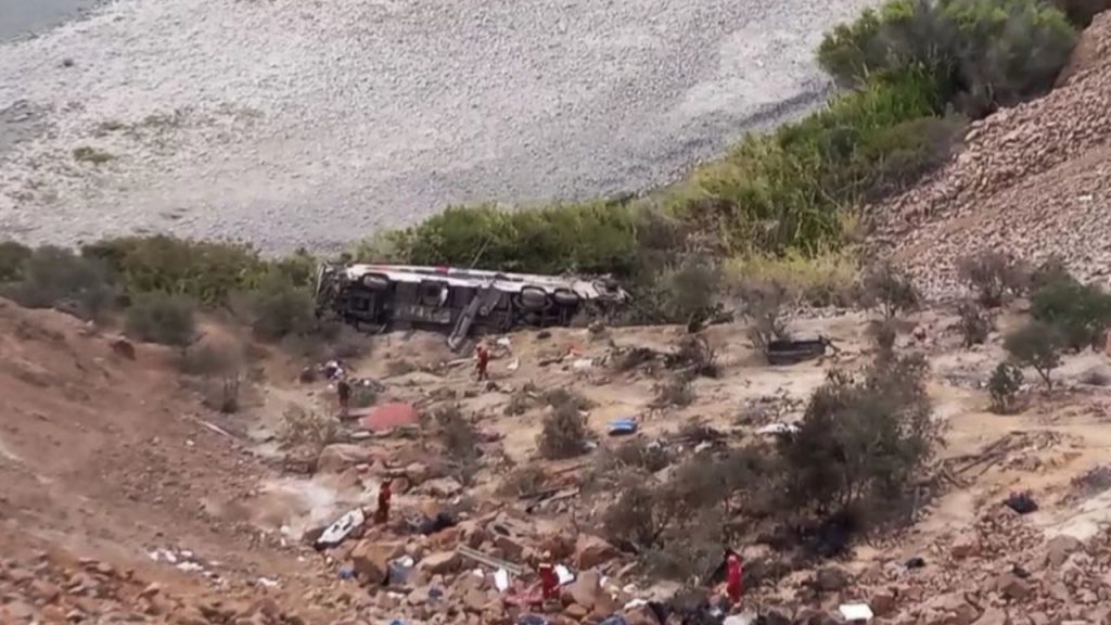 Tragedia Stradale in Peru: Autobus Precipita in Burrone, Almeno 37 Morti