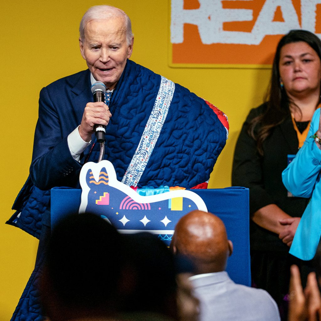 Biden Lancia un Allarme sulla Direzione del Paese in un Discorso Critico Nei Confronti di Trump