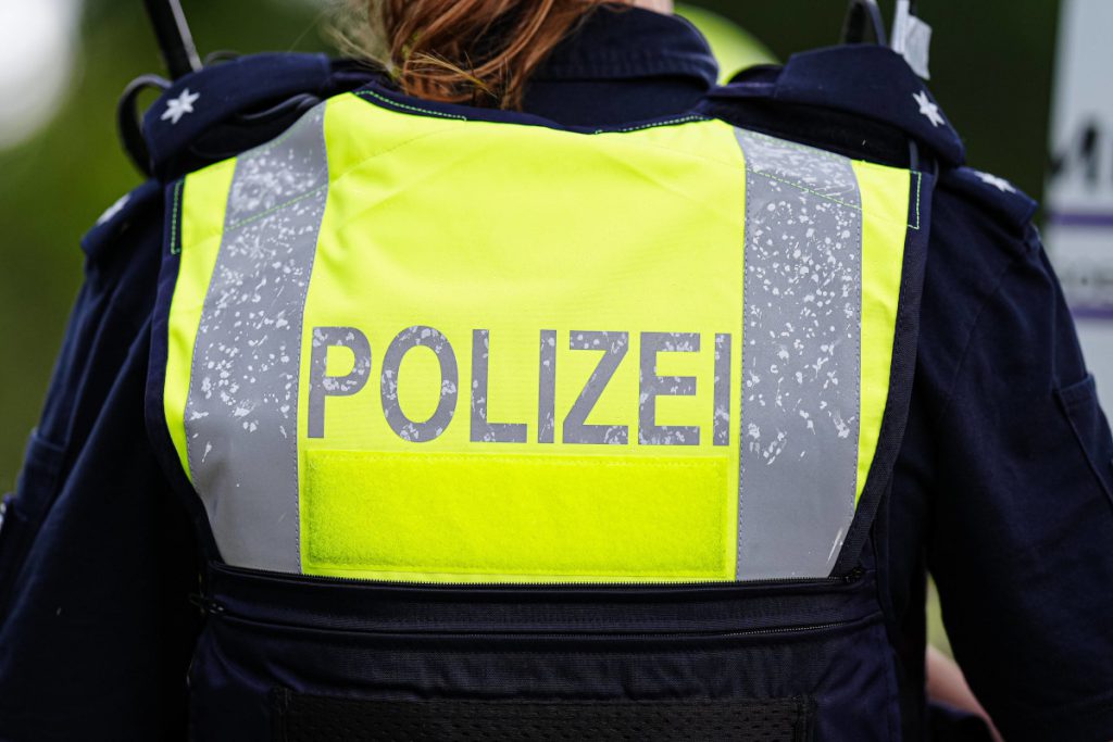 Tragedia sulla A2 in Nord Reno-Westfalia: Autotrasportatore Investito da Collega, Indagini in Corso