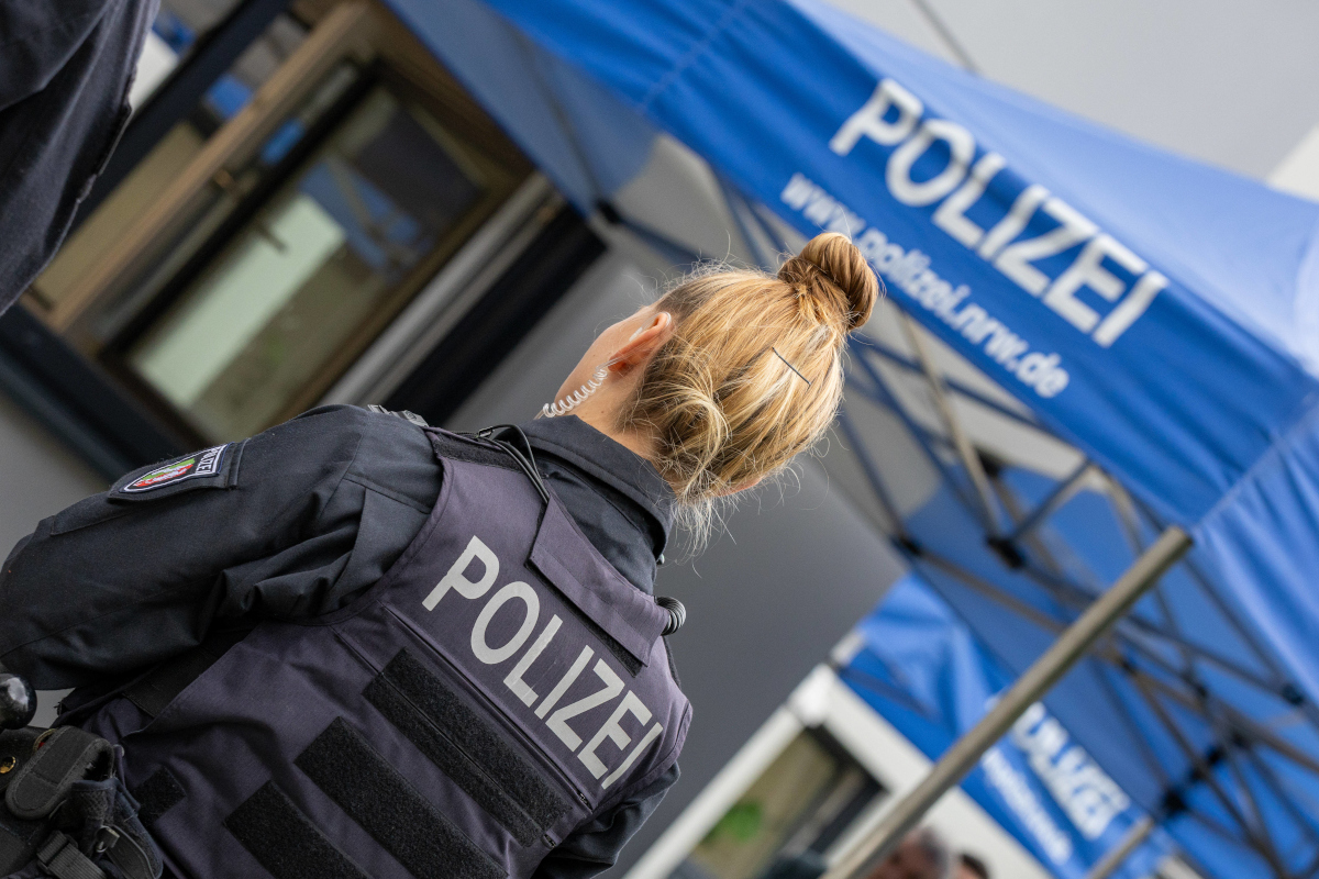 Donna trovata morta sul balcone a Kleve: indagini su possibile conflitto familiare