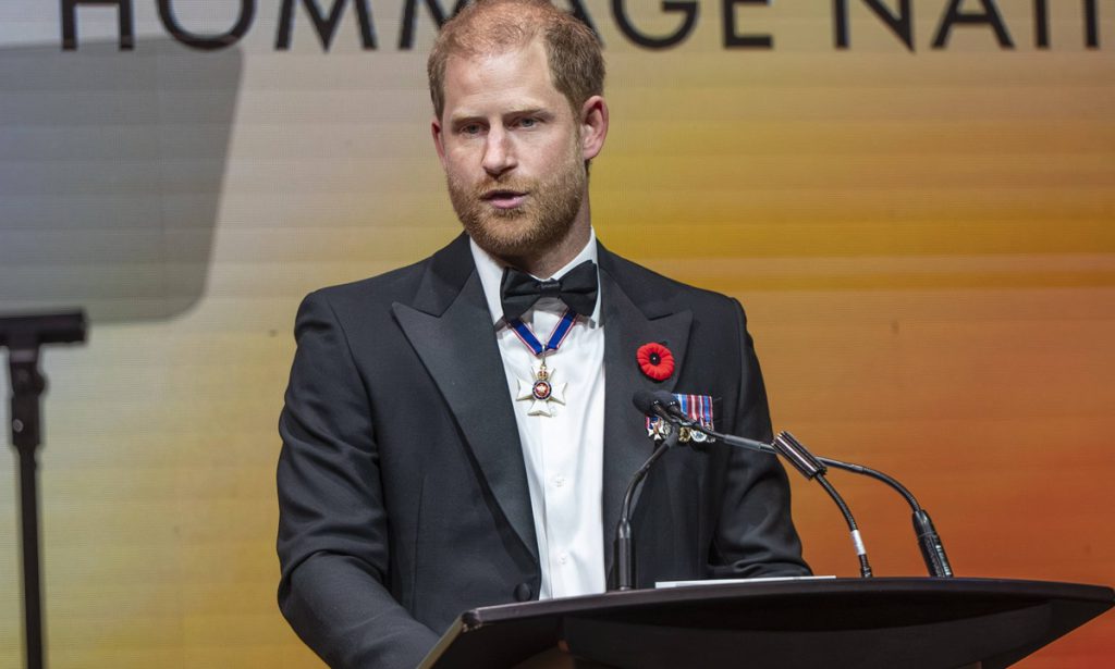 Il Principe Harry si scusa pubblicamente dopo un imbarazzante incidente durante una partita di baseball