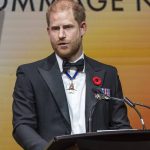 Il Principe Harry si scusa pubblicamente dopo un imbarazzante incidente durante una partita di baseball