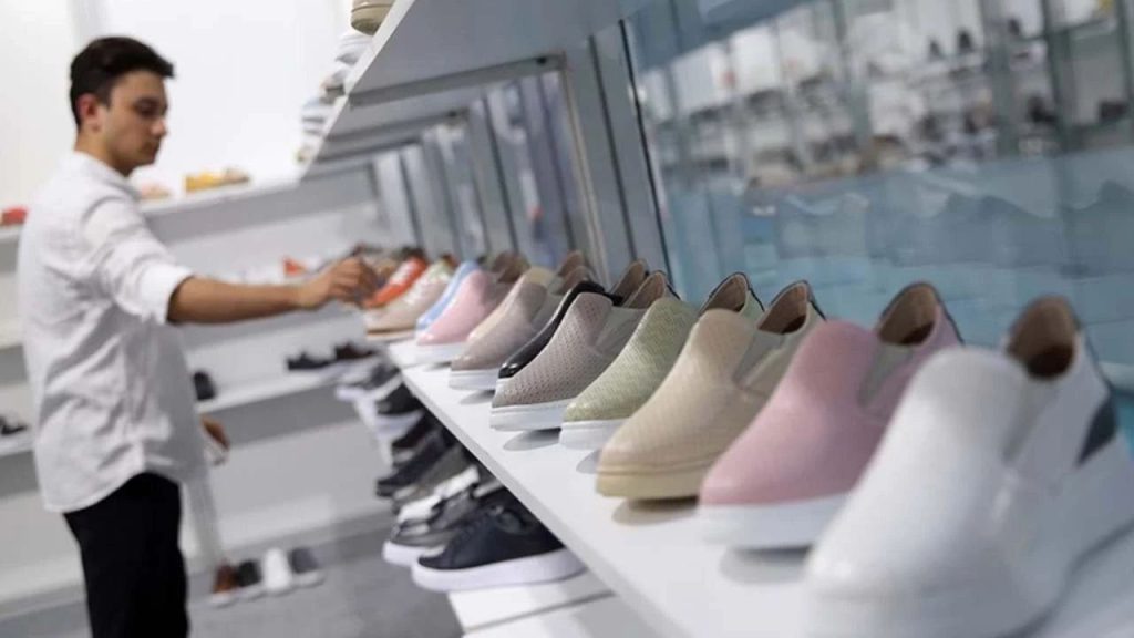 Indagine antitrust contro MUYA in Turchia: la Commissione per la concorrenza esamina le pratiche commerciali del noto marchio di scarpe e sandali

Introduzione
La Commissione per la concorrenza in Turchia ha avviato un&#039;indagine nei confronti del noto marchio di scarpe e sandali MUYA, con l&#039;obiettivo di verificare se le pratiche commerciali del marchio siano conformi alle norme antitrust.

Dettagli dell&#039;indagine
Secondo le accuse, MUYA avrebbe fissato i prezzi di rivendita per i suoi rivenditori e impedito loro di effettuare vendite passive, una pratica che potrebbe limitare la libertà dei rivenditori di stabilire i propri prezzi e condizioni di vendita.

Approfondimento
Questo tipo di pratica potrebbe essere considerata una violazione delle norme antitrust, in quanto potrebbe limitare la concorrenza leale nel settore commerciale e avere un impatto negativo sui consumatori. La Commissione per la concorrenza in Turchia ha il compito di garantire che le imprese operino in un ambiente di concorrenza leale e che i consumatori abbiano accesso a prodotti e servizi a prezzi competitivi.

Possibili Conseguenze
Se le accuse fossero confermate, MUYA potrebbe essere soggetta a sanzioni e penalità, che potrebbero avere un impatto negativo sulla sua attività commerciale e sulla sua reputazione. Inoltre, le sanzioni potrebbero anche avere un effetto deterrente su altre imprese che potrebbero essere tentate di adottare pratiche commerciali simili.

Opinione
Non è possibile esprimere un&#039;opinione in merito a questo caso, in quanto si tratta di un&#039;indagine in corso e non ci sono ancora stati esiti definitivi. Tuttavia, è importante notare che la Commissione per la concorrenza in Turchia ha il compito di garantire la concorrenza leale nel settore commerciale e che le indagini di questo tipo sono fondamentali per mantenere un ambiente di concorrenza sano.

Analisi Critica dei Fatti
È importante notare che le accuse sono ancora in fase di indagine e che non ci sono ancora prove definitive a sostegno delle stesse. La Commissione per la concorrenza in Turchia dovrà raccogliere tutte le prove necessarie per determinare se MUYA ha effettivamente violato le norme antitrust.

Relazioni con altri fatti
Questo caso potrebbe essere collegato ad altre indagini simili condotte dalla Commissione per la concorrenza in Turchia, volte a garantire il rispetto delle norme antitrust nel settore commerciale. La Commissione per la concorrenza in Turchia ha sempre avuto un ruolo attivo nel garantire la concorrenza leale nel settore commerciale e ha condotto numerose indagini in passato per verificare se le imprese stanno operando in conformità con le norme antitrust.

Contesto storico
La Commissione per la concorrenza in Turchia ha sempre avuto un ruolo attivo nel garantire la concorrenza leale nel settore commerciale, avviando indagini e applicando sanzioni in caso di violazioni delle norme antitrust. La Commissione per la concorrenza in Turchia è stata istituita per garantire che le imprese operino in un ambiente di concorrenza leale e che i consumatori abbiano accesso a prodotti e servizi a prezzi competitivi.

Fonti
La fonte di questo articolo è Dunya. Per ulteriori informazioni, si prega di visitare il sito web della fonte.