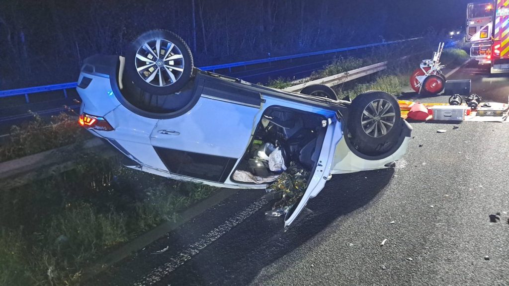 Drei Schwerverletzte auf A43 in NRW ++ Auto überschlägt sich ++ Autobahn zeitweise gesperrt