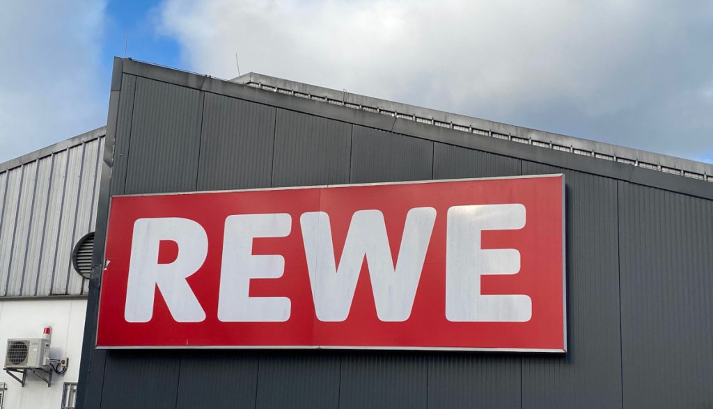 Scoperta inaspettata al supermercato Rewe: una discussione scatena riflessioni importanti