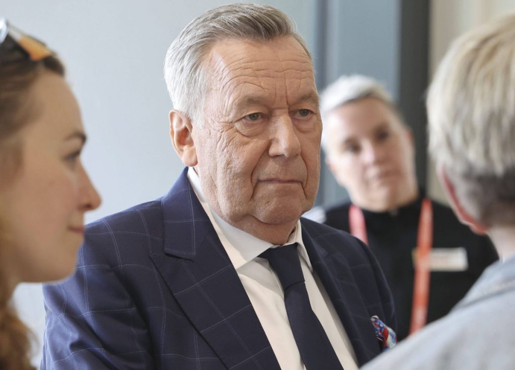 La Kaisermania a Rischio: Roland Kaiser Comunica una Decisione che Potrebbe Cambiare Tutto per i suoi Fan

Introduzione
La Kaisermania rappresenta l&#039;evento più atteso per molti fan di Roland Kaiser. Tuttavia, sono arrivate notizie deludenti.

La situazione attuale
Roland Kaiser ha comunicato una decisione che potrebbe influire sulla Kaisermania, evento a cui molti dei suoi fan tengono particolarmente.

Approfondimento
La Kaisermania è un&#039;esperienza unica per i fan di Roland Kaiser, che ogni anno si riuniscono per celebrare la sua musica e la sua carriera. La notizia di una possibile assenza o cancellazione di questo evento è quindi particolarmente sentita.

Possibili Conseguenze
La decisione di Roland Kaiser potrebbe avere un impatto significativo sui suoi fan, che potrebbero essere delusi e frustrati dalla mancanza di questo evento. Inoltre, potrebbe anche influire sulla sua immagine pubblica e sulla sua relazione con i fan.

Opinione
Non è possibile esprimere un&#039;opinione oggettiva su questa decisione, poiché dipende dalle circostanze e dalle motivazioni di Roland Kaiser. Tuttavia, è chiaro che la Kaisermania è un evento importante per i suoi fan e che la sua cancellazione potrebbe essere percepita come una delusione.

Analisi Critica dei Fatti
La decisione di Roland Kaiser di non partecipare alla Kaisermania potrebbe essere dovuta a vari motivi, come ad esempio problemi di salute, impegni personali o professionali, o altre ragioni. È importante considerare tutti gli aspetti della situazione per comprendere appieno le motivazioni dietro questa decisione.

Relazioni con altri fatti
La Kaisermania è un evento che si inserisce nel contesto più ampio della carriera e della vita di Roland Kaiser. La sua decisione di non partecipare potrebbe essere collegata ad altri eventi o decisioni che ha preso in passato, e potrebbe influire sulla sua futura attività.

Utilità pratica
Per i fan di Roland Kaiser, la notizia della cancellazione della Kaisermania potrebbe essere un&#039;opportunità per riflettere sulla loro relazione con l&#039;artista e sulla loro passione per la sua musica. Potrebbe anche essere un&#039;occasione per esplorare altri eventi o attività che possano offrire un&#039;esperienza simile.

Contesto storico
La Kaisermania è un evento che si è svolto per molti anni, e ha rappresentato un&#039;importante parte della carriera di Roland Kaiser. La sua cancellazione potrebbe essere vista come un punto di svolta nella sua storia, e potrebbe influire sulla sua eredità e sulla sua influenza sulla musica e sulla cultura.

Fonti
La fonte di questa notizia è il sito Promiflash. Per ulteriori informazioni, si consiglia di visitare il sito ufficiale di Roland Kaiser o di consultare altre fonti attendibili.