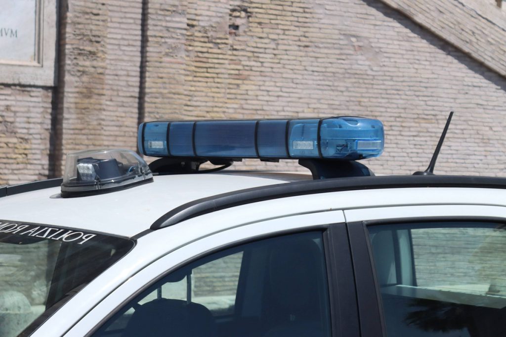 Incidente a Roma: una donna violentata da cinque uomini mentre il partner osservava