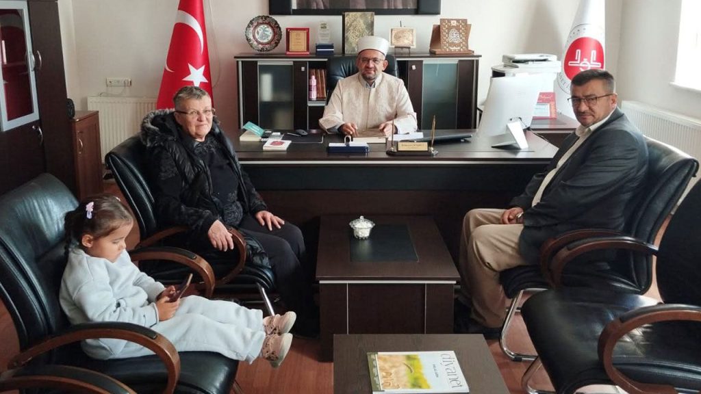 Donna romana si converte all&#039;Islam a Konya: una scelta personale e spirituale che riflette la diversità e l&#039;inclusione nella società turca