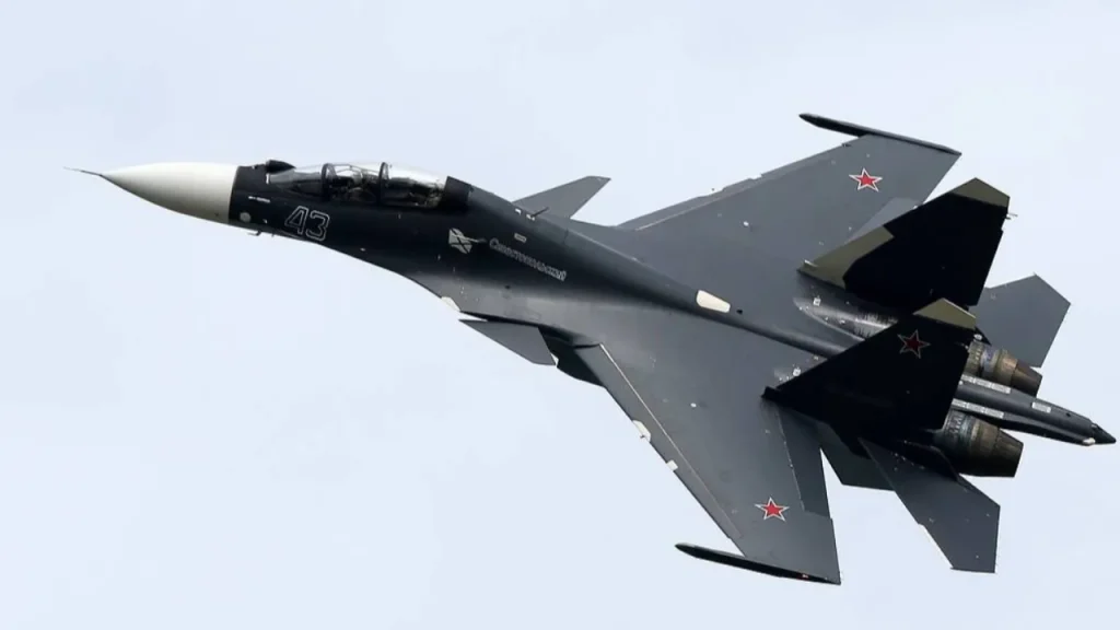 Incidente aereo in Russia: un aereo da combattimento Su-30 si schianta in un&#039;area remota, l&#039;equipaggio perde la vita