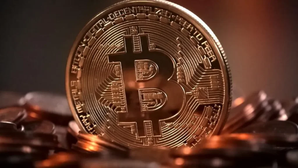 Bitcoin in calo: analisti prevedono prezzo verso 83.000 dollari