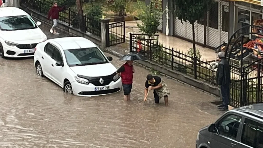 Forti piogge trasformano Batman in una laguna: i cittadini aprono i canali intasati a mano