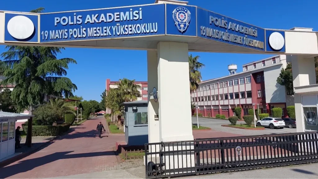 Studente di 20 anni cade dal quinto piano di scuola di polizia a Samsun, rimane gravemente ferito
