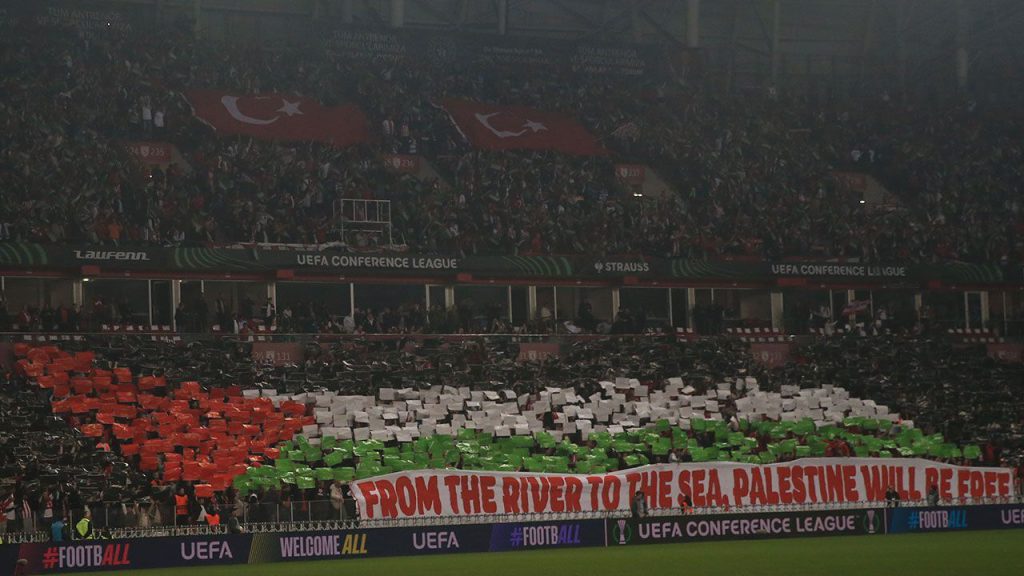 Tifosi di Samsunspor mostrano solidarietà alla Palestina con una coreografia emozionale durante la partita di UEFA Konferans Ligi