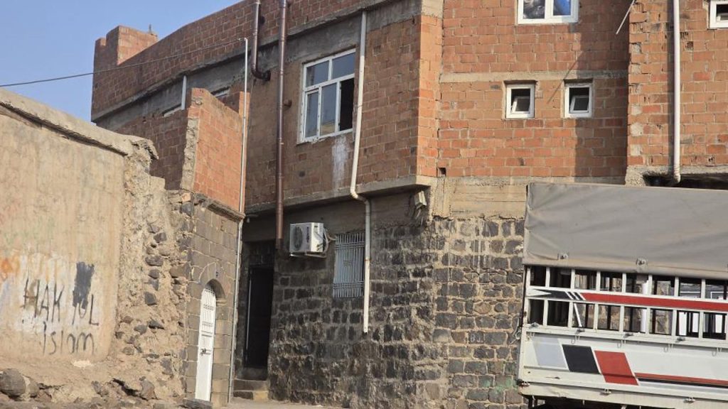 Conflitto armato a Şanlıurfa: una vittima e 8 arresti in una casa del distretto di Siverek