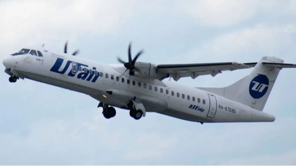 Operatore di pulizia ubriaco perfora la coda di un ATR‑72 all’aeroporto di Ufa, causando ritardi e interruzioni dei voli