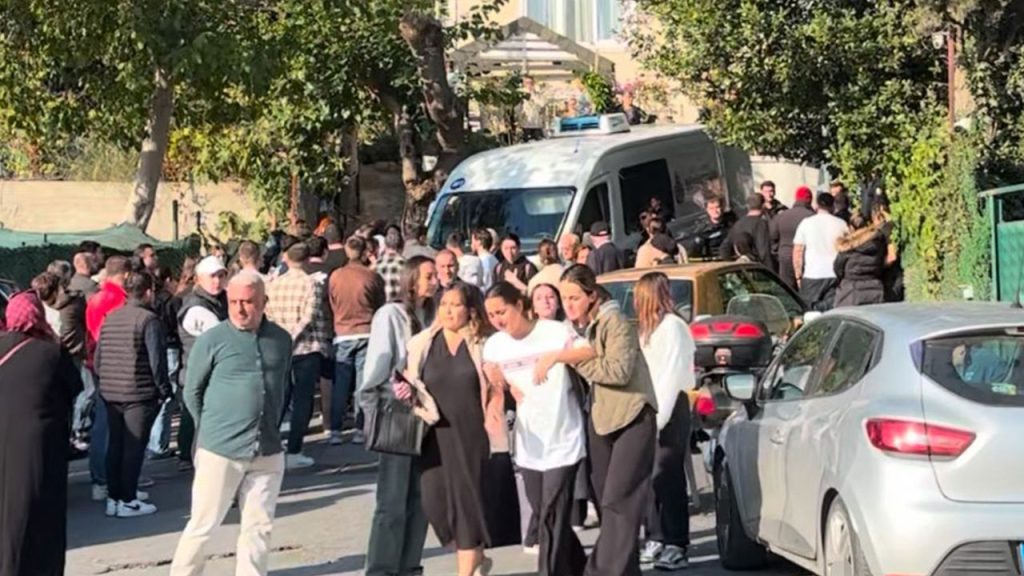 Tragedia a Istanbul: donna e compagno trovati morti con ferite d&#039;arma da fuoco, la comunità locale scossa dalla violenza domestica