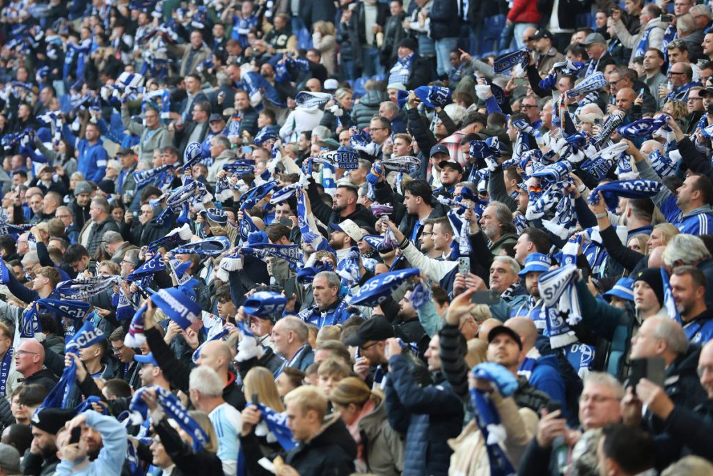 Interruzione improvvisa durante la partita di calcio tra Schalke e Elversberg a causa di un intervento di emergenza medica