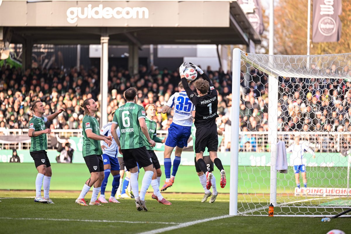 Decisione dell'arbitro provoca agitazione tra tifosi del Schalke in pareggio 0‑0 con Münster