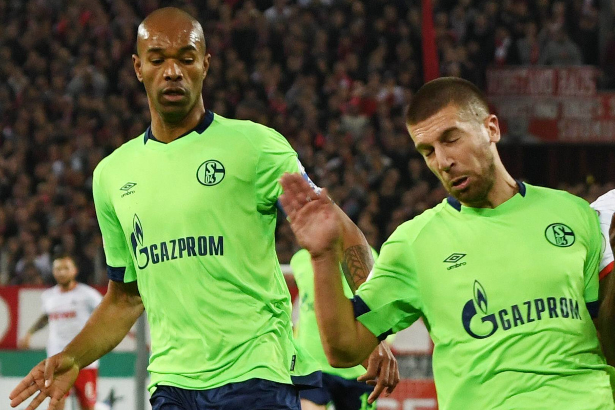 Schalke 04 presenta nuove maglie per la prossima stagione: i tifosi rimangono scettici