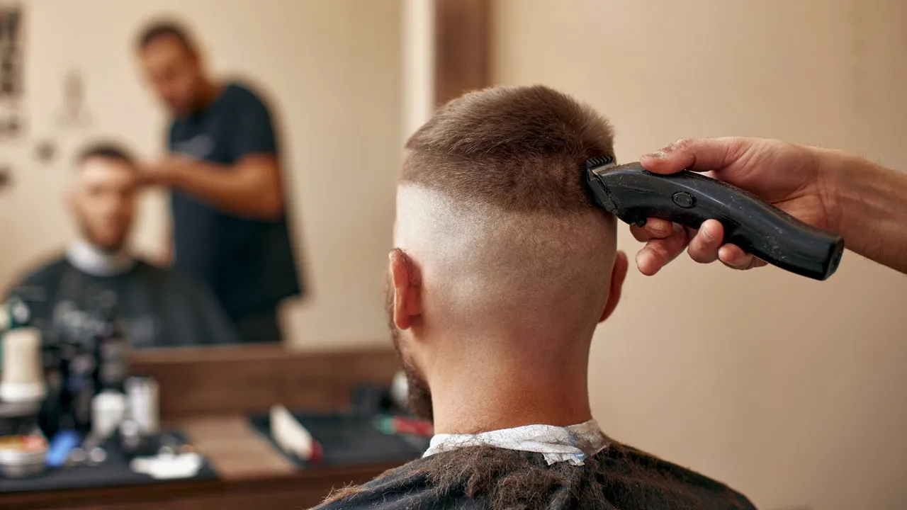 Gangs digitali: l'uso dei social media per attirare i giovani con armi e lusso