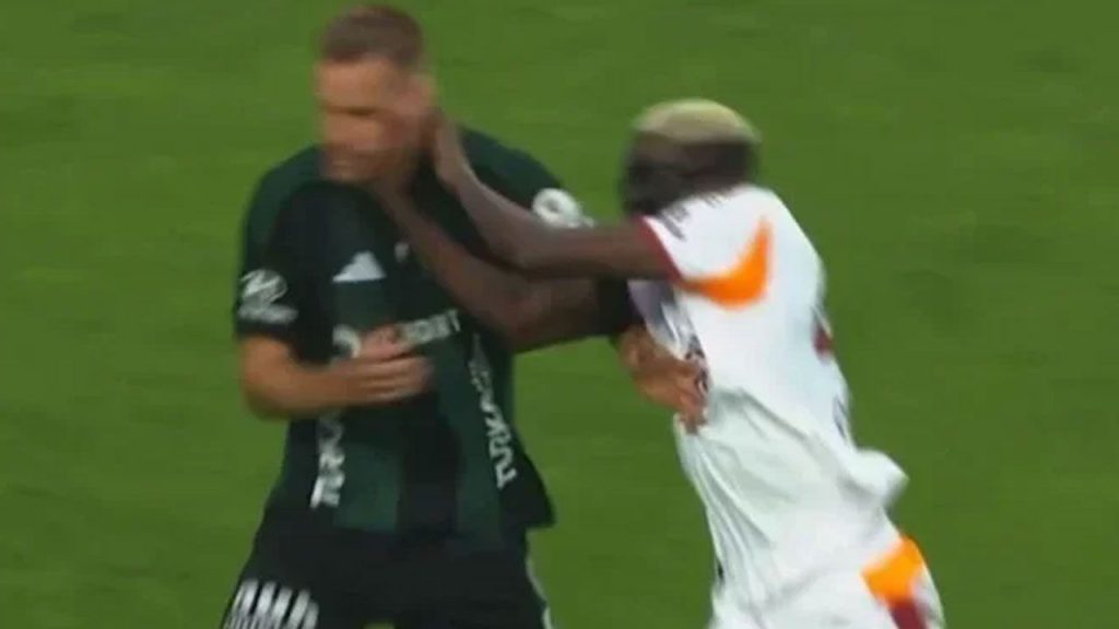 Reazione di Selçuk İnan alle decisioni di gioco nella partita contro il Galatasaray