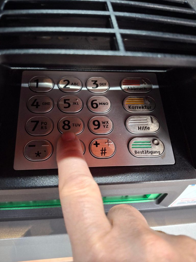 La misteriosa tastiera rossa sui bancomat: una funzione di sicurezza per proteggere i tuoi risparmi?