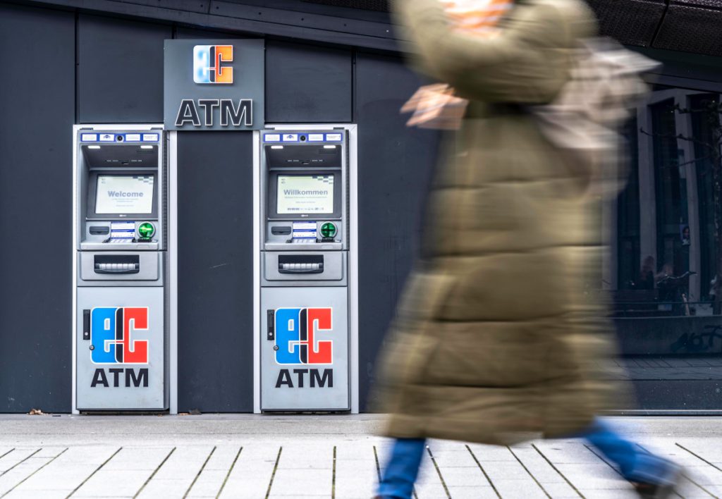 La fine del denaro contante: come le banche si stanno adattando al nuovo trend dei pagamenti elettronici