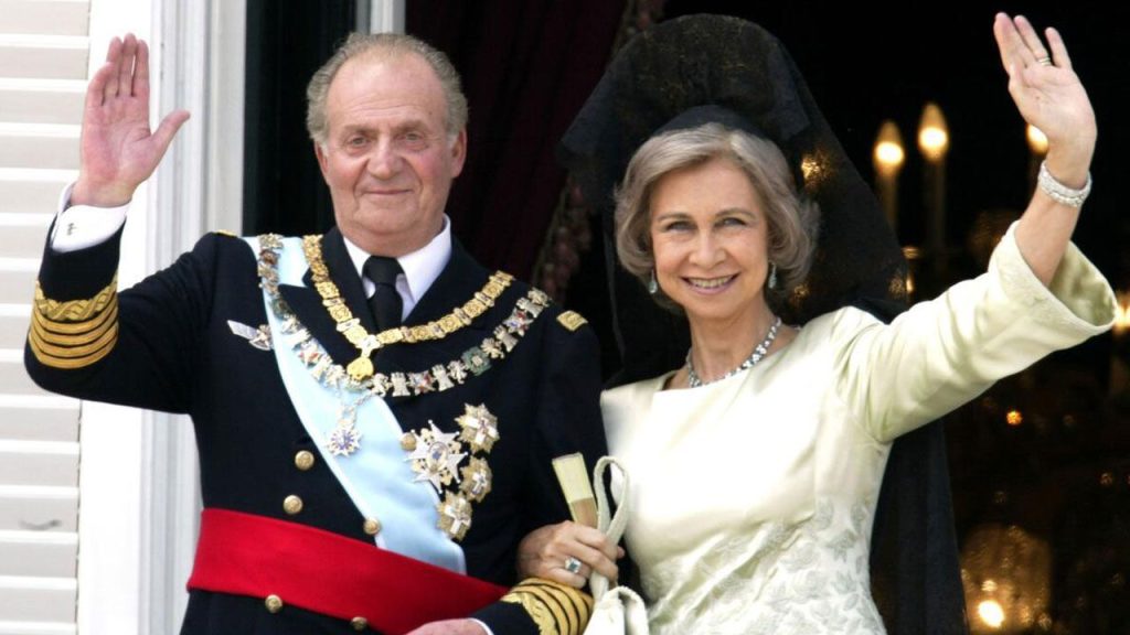 La confessione shock dell&#039;ex re di Spagna Juan Carlos: la morte del fratello in un incidente di caccia dopo 70 anni di silenzio

Introduzione
L&#039;ex re di Spagna in esilio, Juan Carlos, ha fatto una confessione shock nel suo nuovo libro di memorie. Dopo 70 anni, ha ammesso di essere stato lui a causare la morte del fratello, Alfons, in un incidente di caccia.

Il Fatto
Nel 1956, in Portogallo, Juan Carlos e suo fratello Alfons stavano giocando con una pistola. Secondo le parole di Juan Carlos, &quot;avevamo tolto il caricatore, ma non sapevamo che c&#039;era ancora un proiettile nella canna. Qualcuno ha sparato in aria e il proiettile ha colpito il fratello alla fronte&quot;.

Approfondimento
Questo incidente ha avuto un impatto profondo sulla vita di Juan Carlos, che ha affermato che la morte del fratello lo ha segnato per sempre. Ha anche detto di sentire ancora la mancanza del fratello ogni giorno.

Possibili Conseguenze
La confessione di Juan Carlos potrebbe avere conseguenze significative sulla sua immagine pubblica e sulla sua relazione con la famiglia reale spagnola. Tuttavia, è importante notare che questo incidente è avvenuto molti anni fa e che Juan Carlos ha già pagato il prezzo per il suo errore.

Opinione
Non è possibile esprimere un&#039;opinione personale su questo fatto, poiché si tratta di un evento storico documentato. Tuttavia, è chiaro che la morte del fratello ha avuto un impatto profondo sulla vita di Juan Carlos e che la sua confessione è un tentativo di fare i conti con il passato.

Analisi Critica dei Fatti
La confessione di Juan Carlos è un fatto storico documentato e non ci sono dubbi sulla sua veridicità. Tuttavia, è importante notare che la versione degli eventi potrebbe essere soggettiva e che ci potrebbero essere altri fattori coinvolti nell&#039;incidente.

Relazioni con altri fatti
Questo incidente è avvenuto in un contesto storico specifico e potrebbe essere collegato ad altri eventi della storia spagnola. Tuttavia, non ci sono informazioni sufficienti per stabilire una connessione diretta con altri fatti.

Utilità pratica
La confessione di Juan Carlos potrebbe essere utile per comprendere meglio la storia della famiglia reale spagnola e gli eventi che hanno segnato la vita dei suoi membri. Inoltre, potrebbe essere un esempio di come il passato possa influenzare il presente e di come sia importante fare i conti con gli errori del passato.

Contesto storico
L&#039;incidente è avvenuto nel 1956, in un periodo di grande cambiamento per la Spagna. La dittatura di Francisco Franco era ancora in vigore e la monarchia spagnola era in esilio. Questo contesto storico potrebbe aver influenzato la versione degli eventi e la decisione di Juan Carlos di confessare la sua colpa dopo così tanto tempo.

Fonti
La fonte di questo articolo è BBC News Türkçe. La notizia è stata pubblicata recentemente e si basa su informazioni provenienti da fonti attendibili.