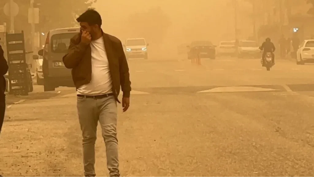 Polvere proveniente dalla Siria tinge di rosso Şanlıurfa