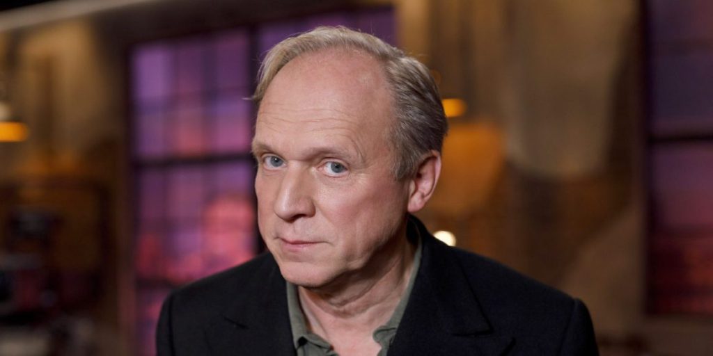 L&#039;attore Ulrich Tukur ammette di aver guidato senza patente per 20 anni: le conseguenze di un comportamento irregolare