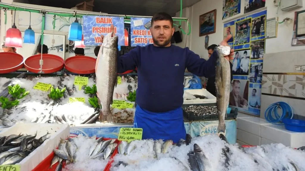 Pesce al mercato del Mar Nero: prezzo al chilogrammo scende a 100 lira