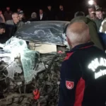 Incidente stradale Tokat‑Sivas: veicolo intrappolato dopo collisione con camion