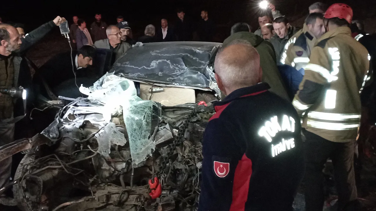 Incidente stradale Tokat‑Sivas: veicolo intrappolato dopo collisione con camion