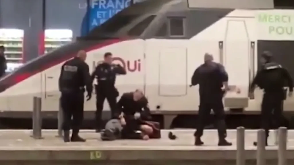 Polizia neutralizza aggressore che minacciava passeggeri in stazione ferroviaria