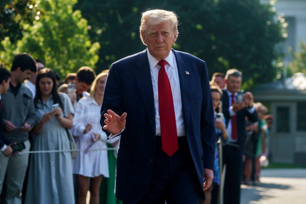 La fiducia degli americani in Donald Trump in declino: cosa significa per il futuro della politica americana