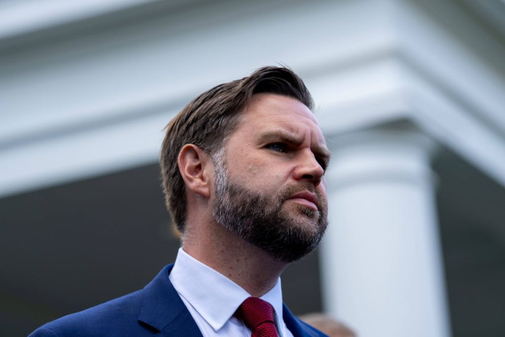 L&#039;abbraccio che fa scalpore: Erika Kirk e JD Vance, quanto sono vicini?