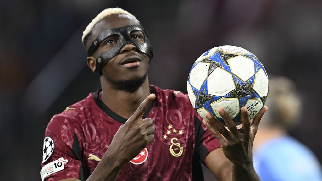 Victor Osimhen riceve il riconoscimento della UEFA dopo una tripletta storica in Champions League
